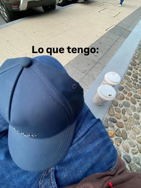 Meme de una gorra y dos cafés en la vereda, 'lo que tengo'
